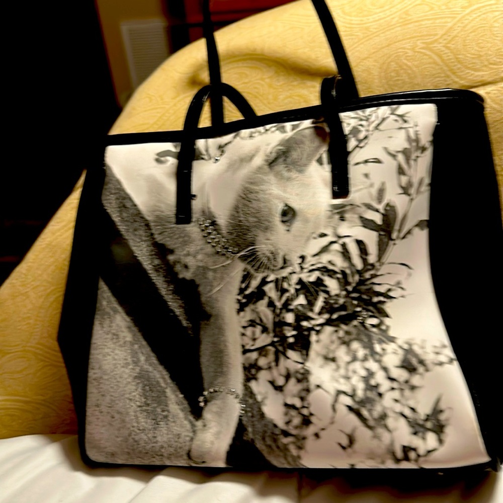 Cute bag with a cat with a diamond necklace like new